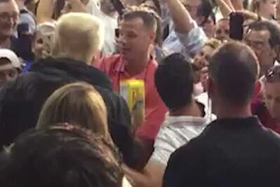 Trump lanza papel a damnificados en Puerto Rico