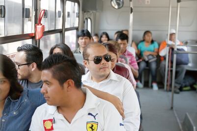 Quitar gorras y lentes para evitar asaltos en transporte no es suficiente: usuarios