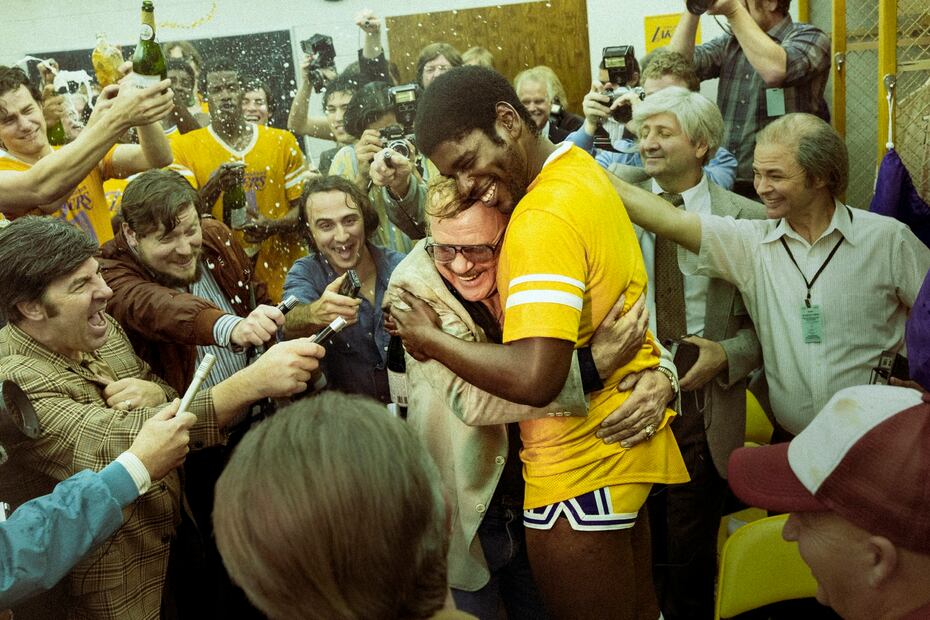 Magic (Quincy Isaiah) y Jerry Buss (John C. Reilly), celebran el campeonato de la NBA de 1982 de los Lakers. Fuente: Twitter @warrickpage
