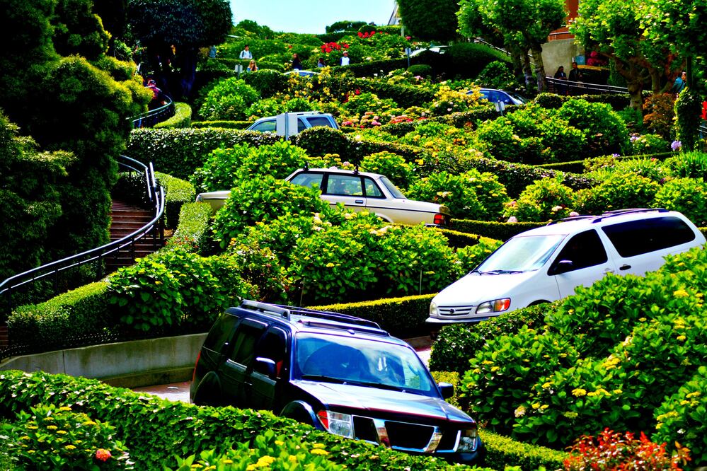 Lombard Street, San Francisco. Llamada la calle más sinuosa del mundo, por sus pendientes que se han convertido en atracción. (Foto: iStock)