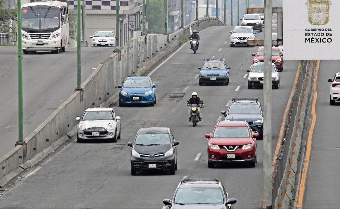 Los baches en los carriles centrales cortan el óptimo avance de vehículos en diversos puntos de los 22 kilómetros que van desde Tepotzotlán hasta el Toreo. Foto: Darío Luna / EL UNIVERSAL