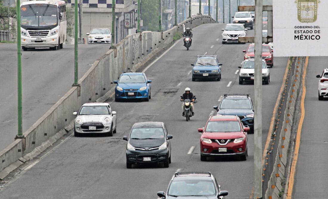 Los baches en los carriles centrales cortan el óptimo avance de vehículos en diversos puntos de los 22 kilómetros que van desde Tepotzotlán hasta el Toreo. Foto: Darío Luna / EL UNIVERSAL