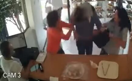 VIDEO. Mujer se defiende a bolsazos durante asalto en panadería de Satélite