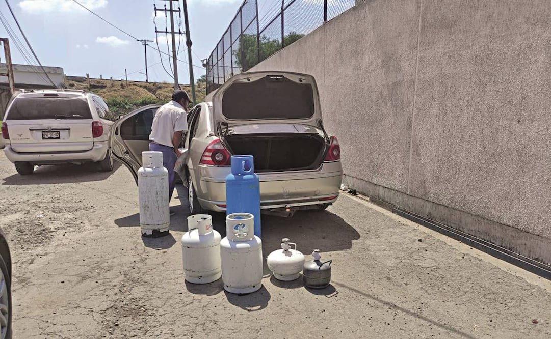 Las personas acuden con diversos tanques para intentar llenarlos. Foto: Especial.