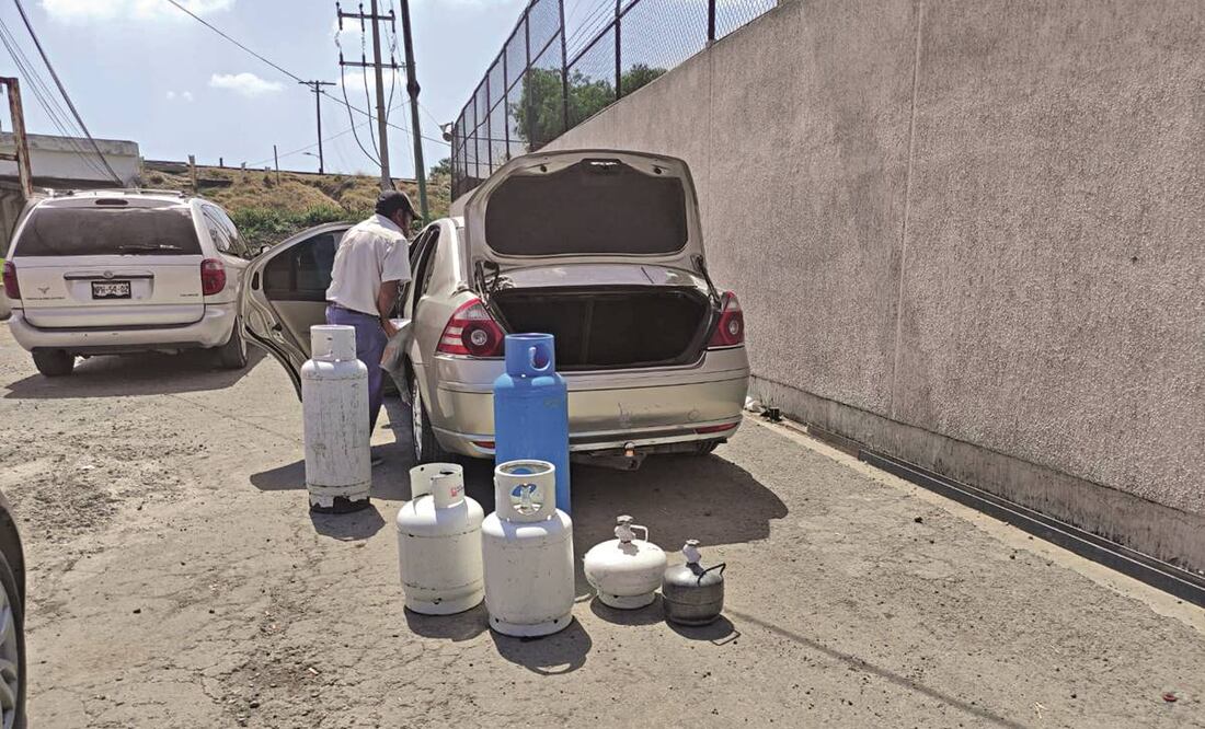 Las personas acuden con diversos tanques para intentar llenarlos. Foto: Especial.