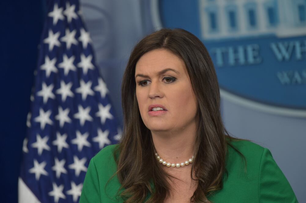 La portavoz de la Casa Blanca, Sarah Huckabee, en conferencia de prensa tras el tiroteo en Las Vegas (Foto: AFP)