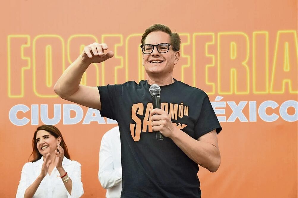 En su visita a Tulyehualco, Xochimilco, Salomón Chertorivski estuvo acompañado por la candidata al Senado, Alejandra Barrales, y el aspirante a la alcaldía, el exportero del América, Adrián Chávez. Foto: Especial