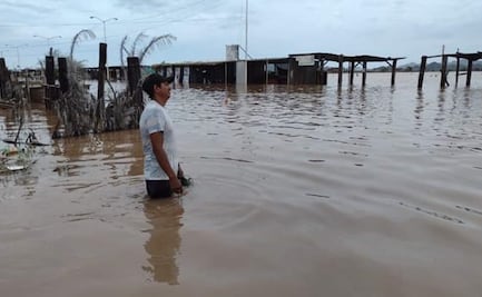 Buscan rescatar a familia atrapada entre dos arroyos en Empalme, Sonora