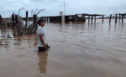 Buscan rescatar a familia atrapada entre dos arroyos en Empalme, Sonora