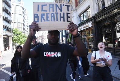 Miles en Europa salen a las calles para exigir fin de violencia policial en EU