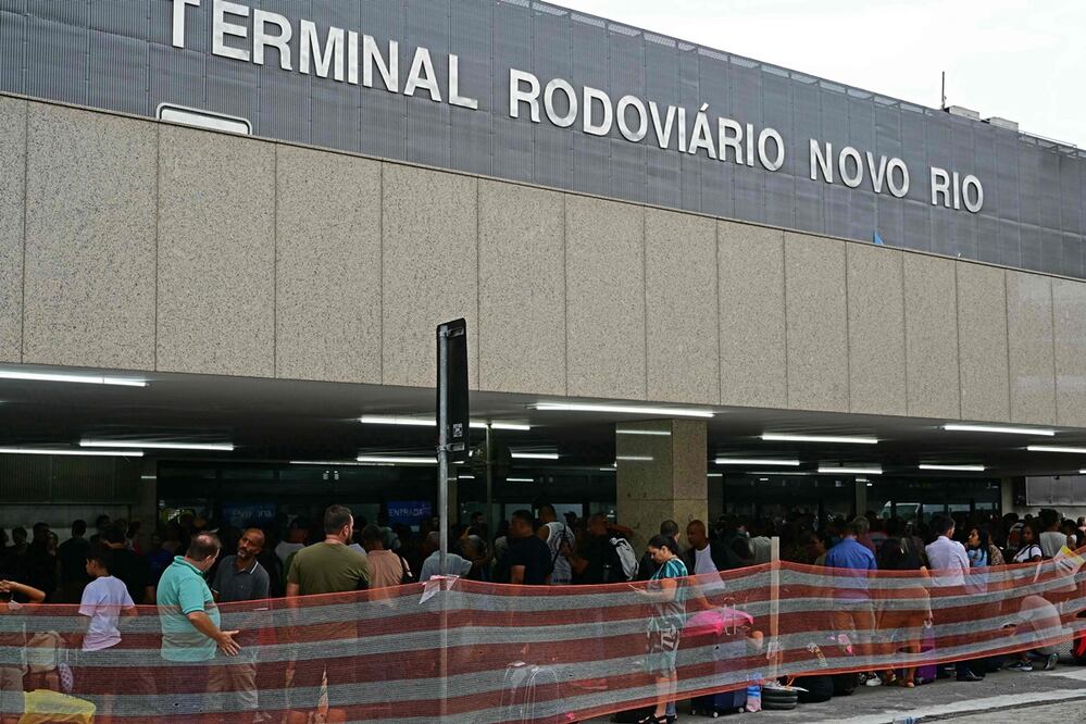La gente es evacuada de la terminal de autobuses de Novo Río después de que un hombre armado retuviera a pasajeros como rehenes en Río de Janeiro. Foto: AFP