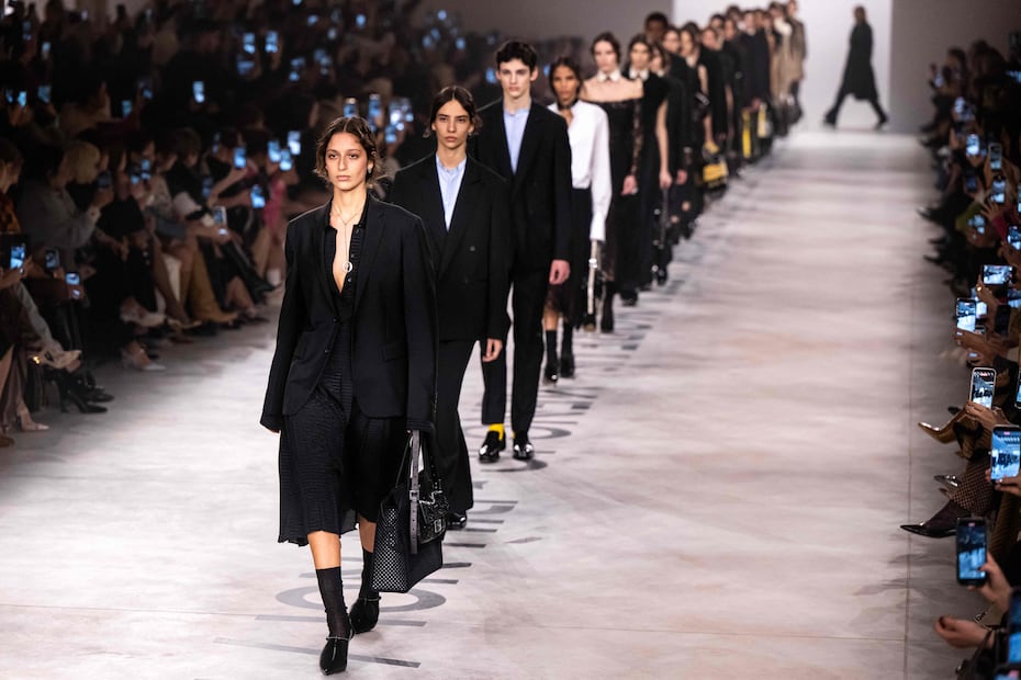 Maria Grazia Chiuri en Fendi redefine la silueta con capas. Foto: AFP