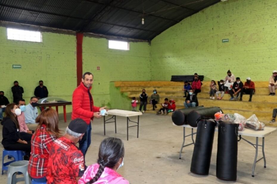 Equipan escuela de boxeo en beneficio de 100 niñas y niños en la Arena San Pablo Autopan 