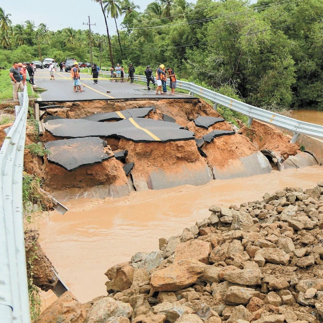 Daños. En Acapulco, Guerrero, las lluvias colapsaron un puente de la carretera que conduce hacia Barra Vieja. DAVID GUZMÁN. EFE