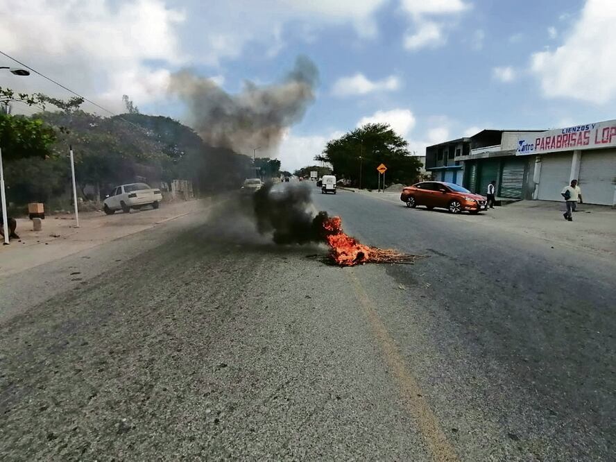 La carretera Transístmica 185 fue bloqueada por migrantes que exigían traslados a la Ciudad de México. Foto: Especial