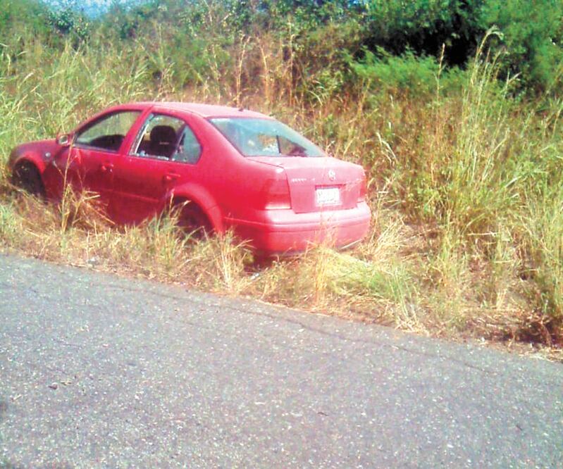 Cuatro personas fueron encontradas ejecutadas en el interior de un vehículo en el municipio de Reforma de Pineda, en el Istmo. Foto/ESPECIAL