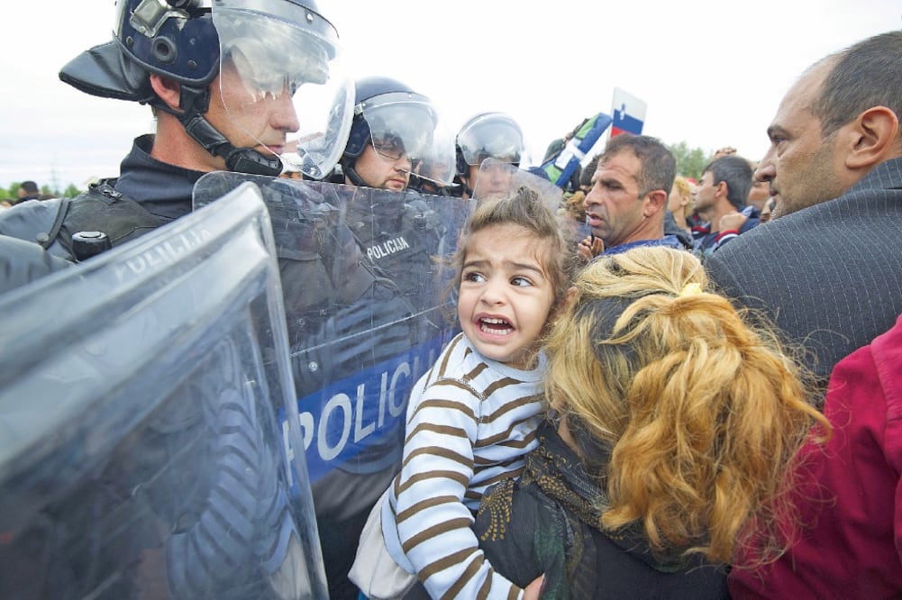 Policías antidisturbios eslovenos bloquean el paso a los refugiados en el cr uce fronterizo de Harmica, entre Eslovenia y Croacia, en el oeste de Zagreb (MISO LISANIN. XINHUA)
