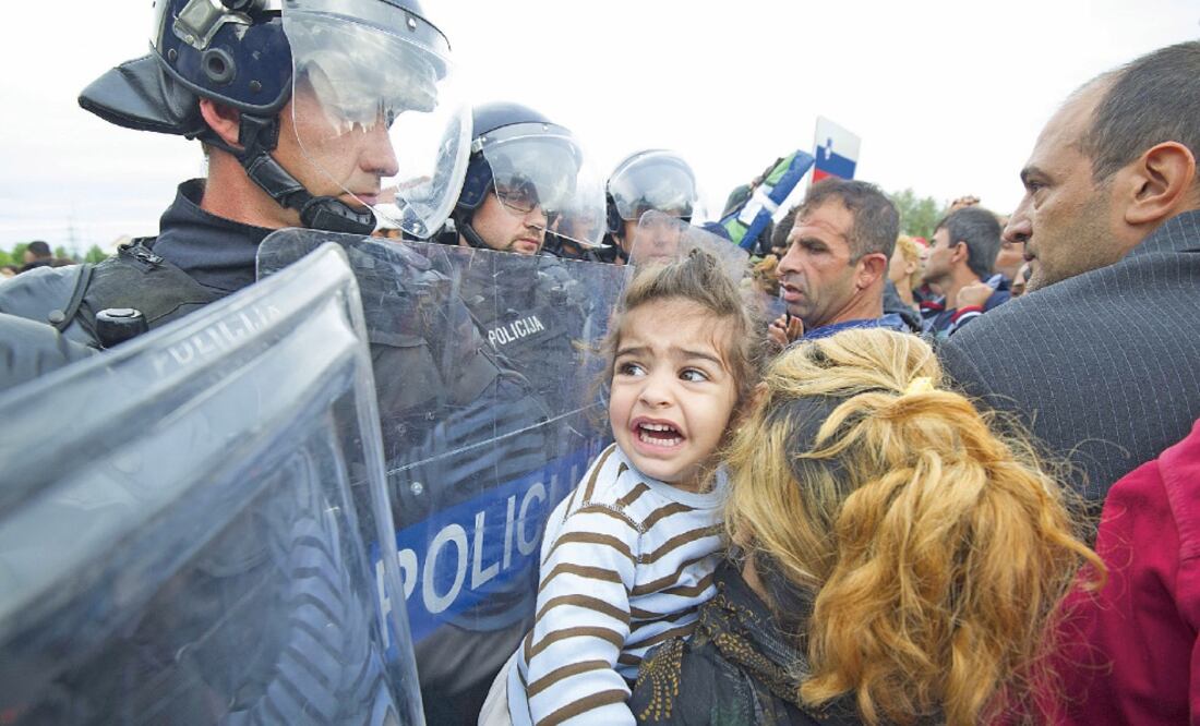 Policías antidisturbios eslovenos bloquean el paso a los refugiados en el cr uce fronterizo de Harmica, entre Eslovenia y Croacia, en el oeste de Zagreb (MISO LISANIN. XINHUA)