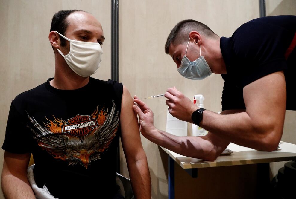 Jornada de vacunación contra Covid-19 en Francia. Foto: EFE / Guillaume Horcajuelo