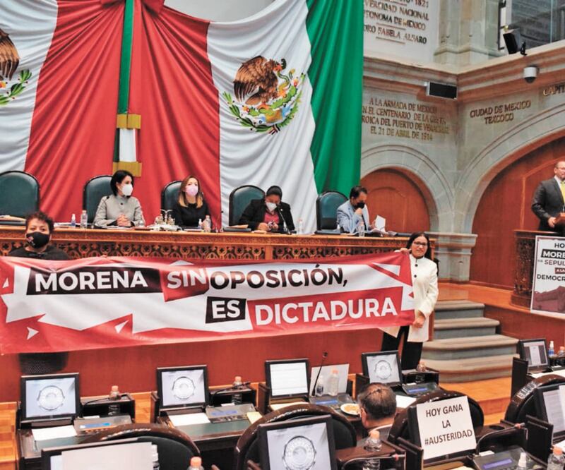 El PRD colocó mantas contra la propuesta de Morena. ESPECIAL