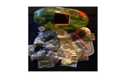 Sujeto oculta marihuana dentro de una sandía