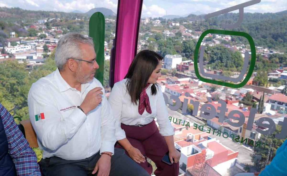 El gobernador Alfredo Ramírez Bedolla viajando en el Teleférico de Uruapan en Michoacán / Foto: Especial