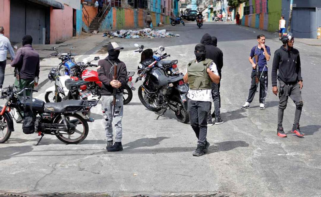 Partidarios armados del presidente venezolano Nicolás Maduro circulan en motocicleta a la entrada del barrio 23 de Enero. 03/01/26 Foto: Pedro MATTEY / AFP