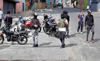 Tras captura de Maduro, presuntos chavistas circulan armados en Venezuela; comercios permanecen cerrados