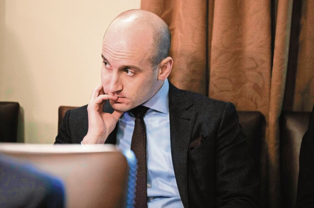 Stephen Miller, el pasado 2 de enero, al escuchar un discurso del presidente Donald Trump, en la Casa Blanca, en Washington. / EVAN VUCCI. AP