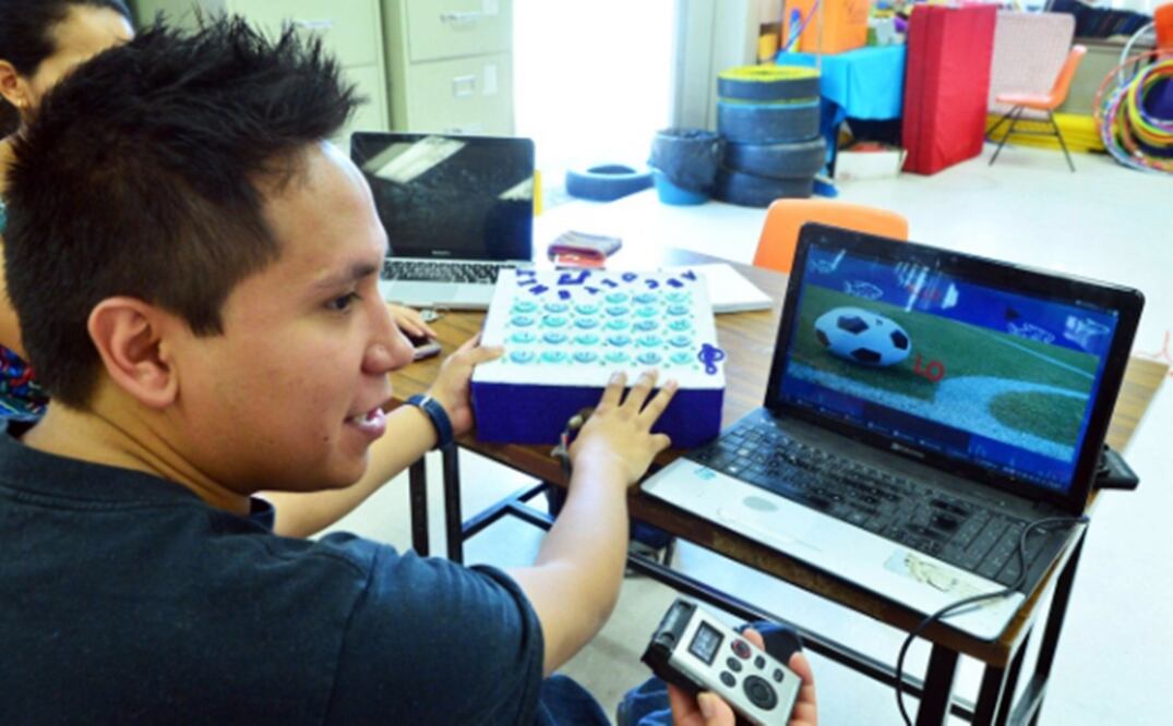 Investigadores de la UNAM diseñaron un programa de cómputo para menores con alguna discapacidad intelectual y motriz. Foto: Cortesía UNAM