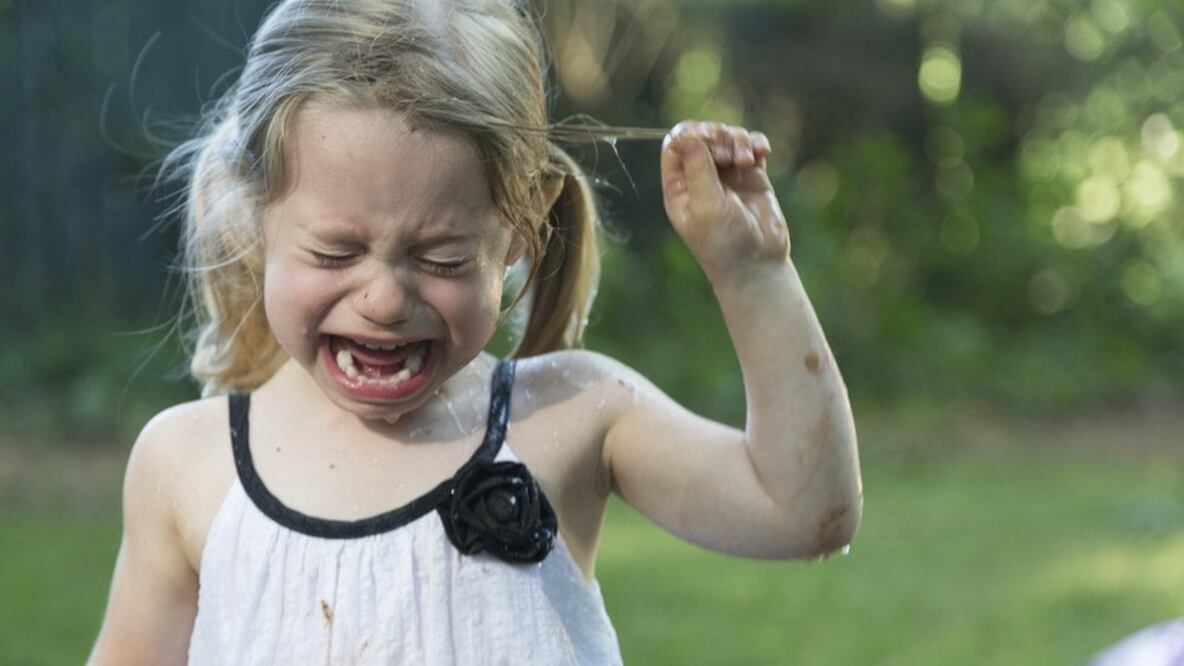 Getty Images No pierdas la calma cuando hacen una rabieta, y mantén los límites.