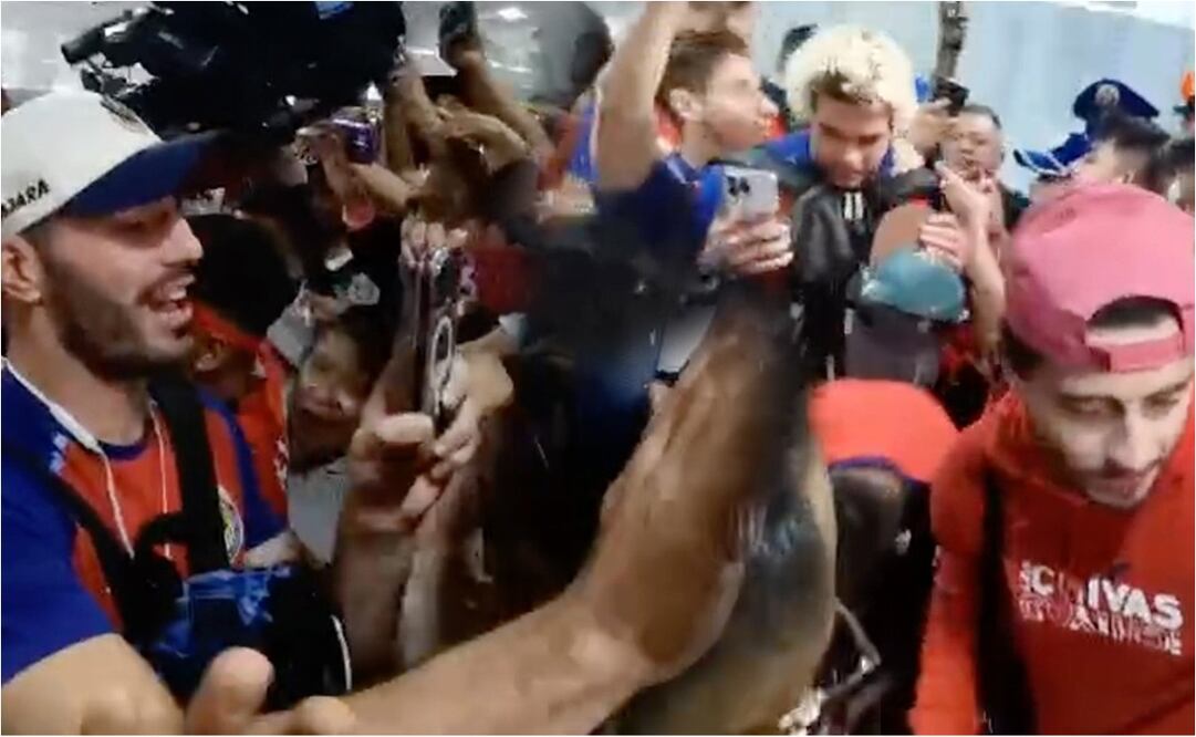 Así se vivió el recibimiento a las Chivas en el AICM. FOTO: ESPECIAL