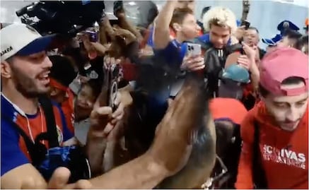 Chivas recibe impresionante bienvenida de su afición en el Aeropuerto Internacional de la CDMX