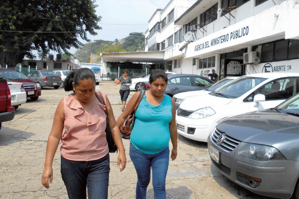 Selene —blusa turquesa—, recorrió MP y hospitales en busca de su esposo (ÉDGAR ÁVILA. EL UNIVERSAL)