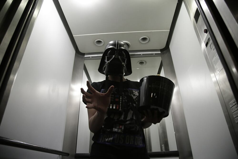 Fans de 'Star Wars' abarrotan cines del DF a media noche para el estreno de la nueva entrega de la saga 