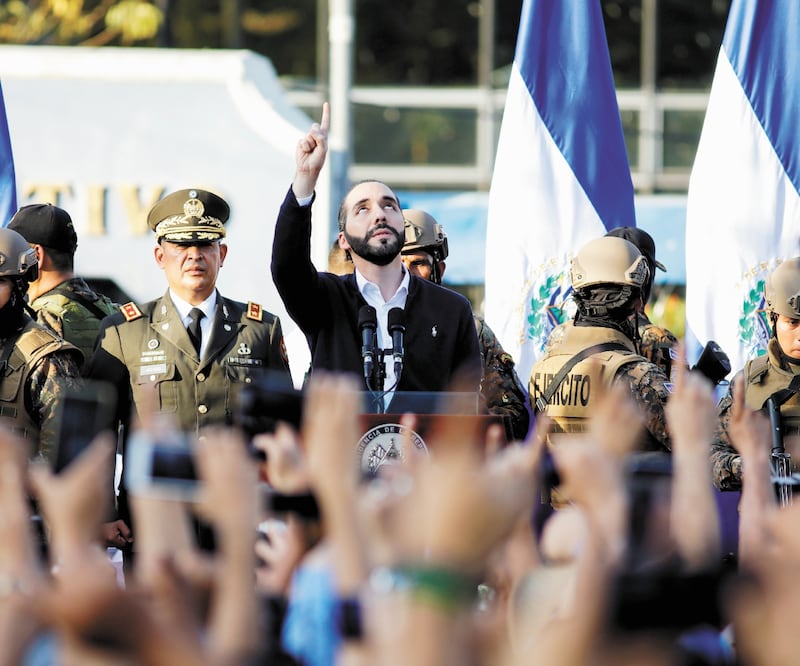 El presidente Nayib Bukele realizó una conferencia el domingo después de ingresar al Congreso escoltado por militares y policías armados. Foto: ARCHIVO REUTERS