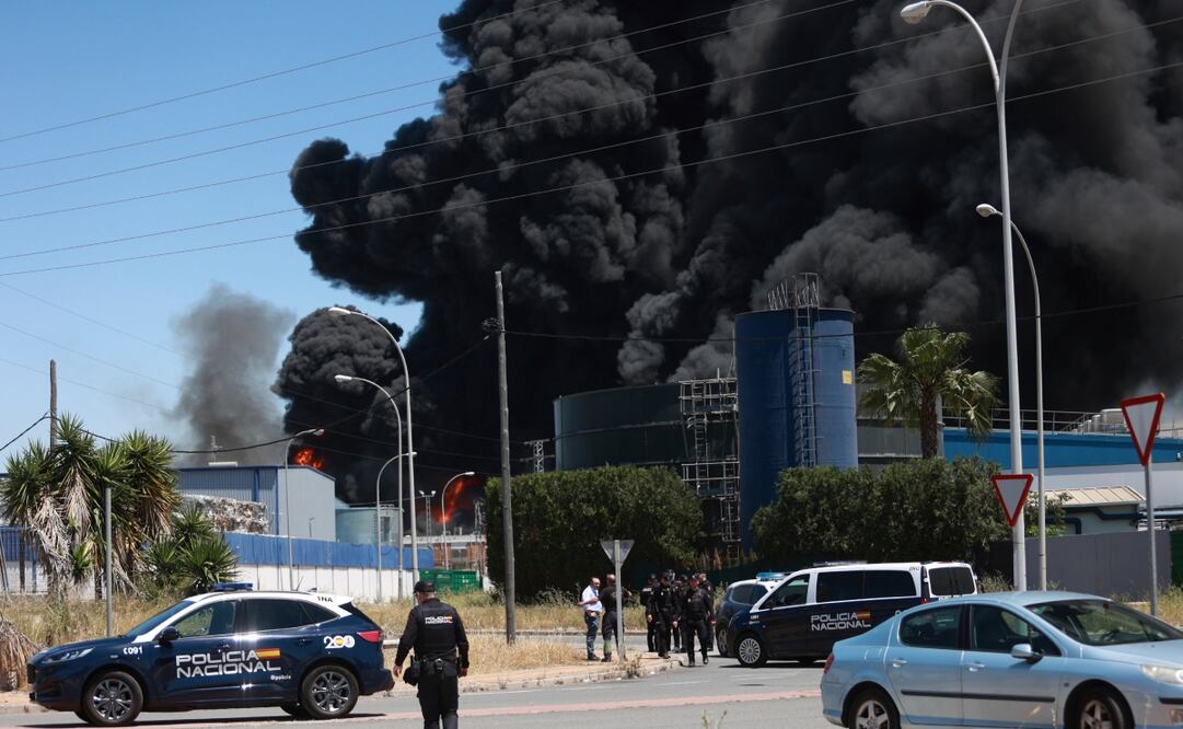 El humo sobre un polígono industrial tras una explosión en una planta química en Alcalá de Guadaira, cerca de Sevilla, España, el miércoles 14 de mayo de 2025. Foto: AP