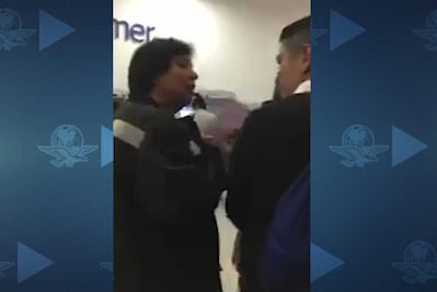 Llaman a mujer #LadyCajero por insultar a joven en la fila