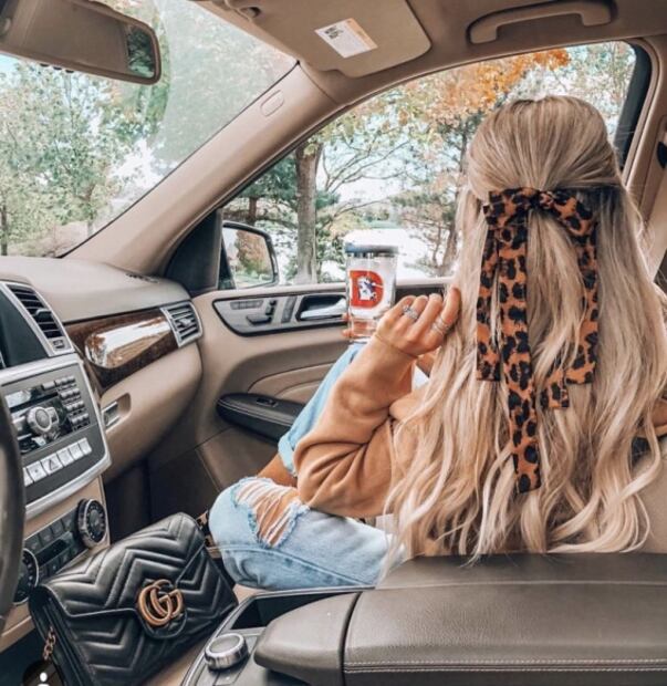 ¡Adiós diademas XL! Mascadas y pañuelos para peinados ganadores