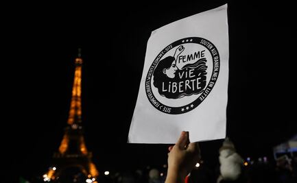 Torre Eiffel se ilumina en apoyo a mujeres iraníes; muestra el eslogan "Mujer, Vida, Libertad"
