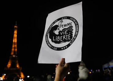 Torre Eiffel se ilumina en apoyo a mujeres iraníes; muestra el eslogan "Mujer, Vida, Libertad"