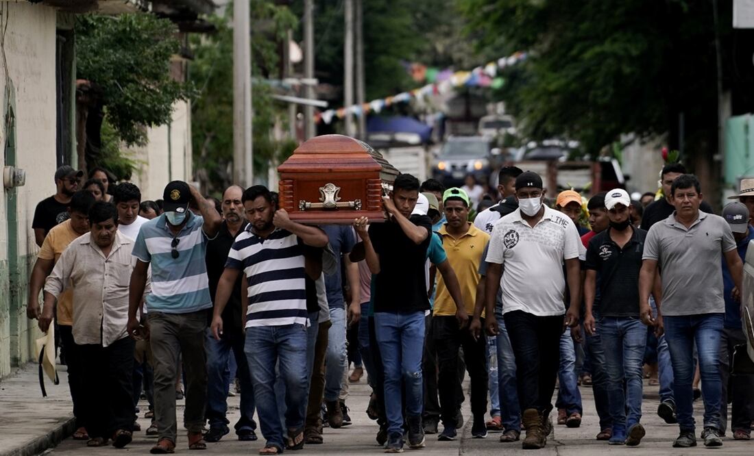 Luego de la masacre, pobladores de San Miguel Totolapan enterraron a sus muertos. Foto: AP