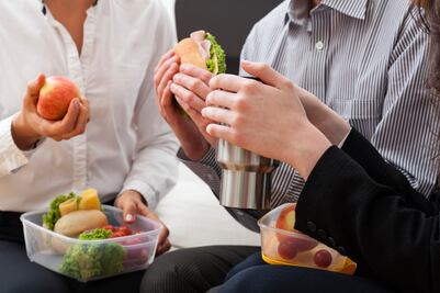 Compórtate correctamente en el comedor del trabajo 