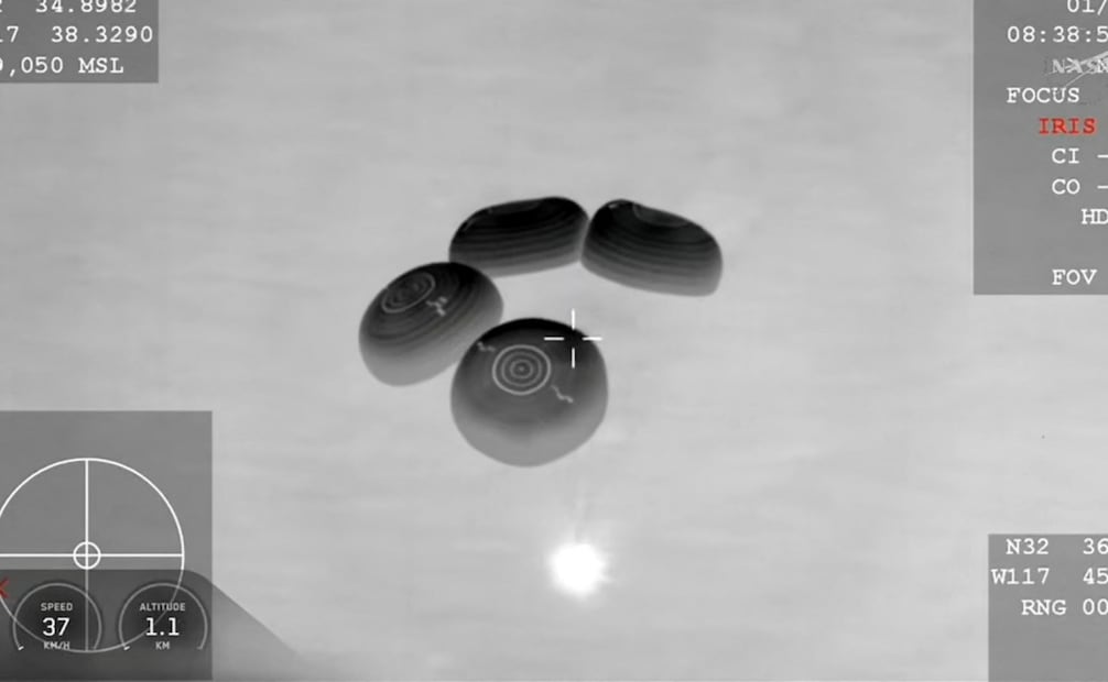 Esta captura de pantalla, tomada de la transmisión en vivo de NASA+, muestra la nave espacial SpaceX Crew Dragon Endeavour con los paracaídas desplegados antes de amerizar en el Océano Pacífico frente a la costa de San Diego, California, el 14 de enero de 2026. Llevaba a bordo a los astronautas de la NASA Mike Fincke y Zena Cardman, la astronauta de la Agencia Japonesa de Exploración Aeroespacial (JAXA), Kimiya Yui, y el cosmonauta de Roscosmos, Oleg Platonov. Cuatro tripulantes partieron de la Estación Espacial Internacional el 14 de enero después de que un problema médico provocara la interrupción de su misión un mes antes, una novedad para el laboratorio orbital.
La agencia espacial estadounidense se ha negado a revelar qué tripulante tiene el problema de salud ni a dar detalles sobre el mismo, pero ha enfatizado que el regreso no es una emergencia.
El tripulante afectado "se encontraba y continúa estando estable", declaró el 14 de enero Rob Navias, funcionario de la NASA. Foto: AFP