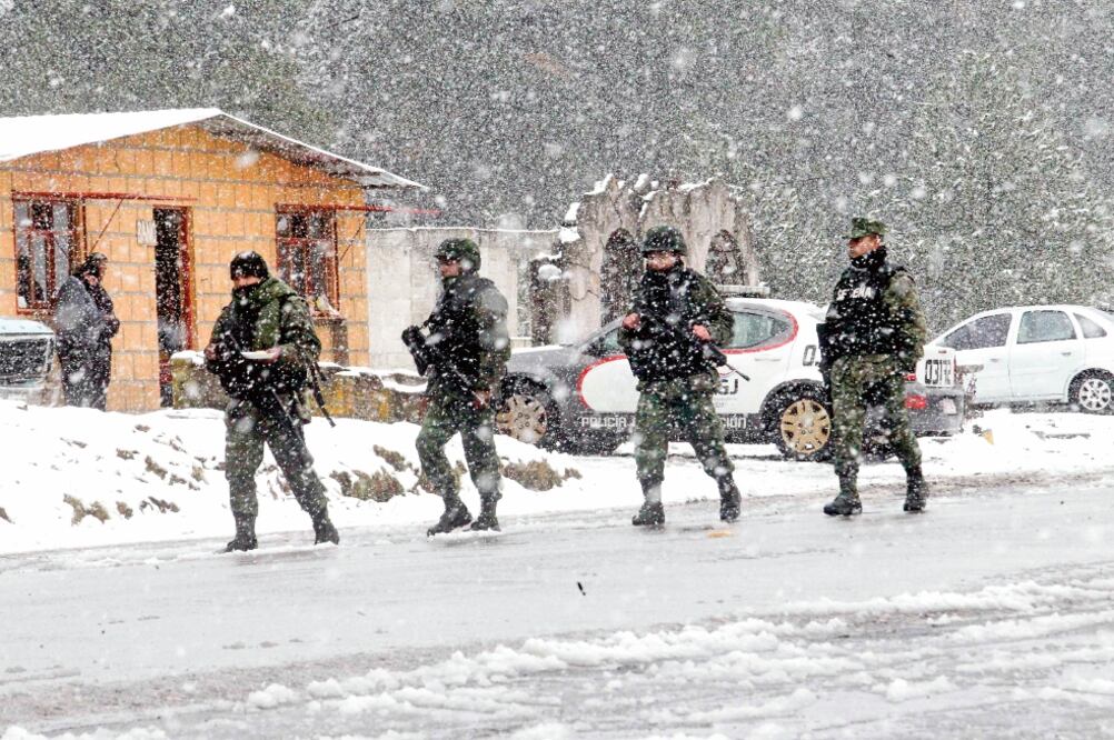 En la zona del Ajusco, también se registró una gran presencia de nieve. Al lugar arribaron elementos de Protección Civil, militares, marinos y policías federales para resguardar a los habitantes afectados (FERNANDO RAMÍREZ. EL UNIVERSAL)