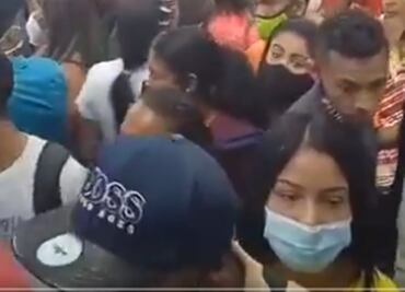 "Llévelo, llévelo, coronavirus al mil por uno"; captan aglomeración en mercado de Caracas