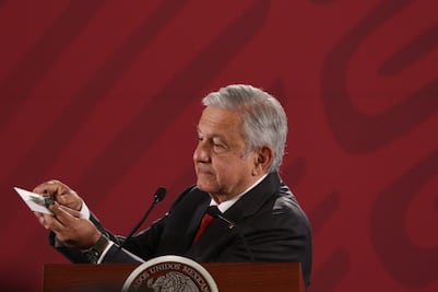 AMLO muestra cámara encontrada en una sala de Palacio Nacional