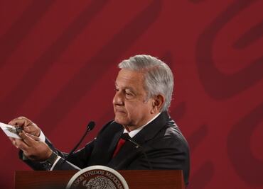 AMLO muestra cámara encontrada en una sala de Palacio Nacional
