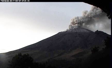 Volcán Popocatépetl arroja material incandescente y ceniza
