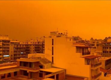 VIDEOS: Polvo del Sahara cubre la ciudad de Atenas y la tiñe de naranja